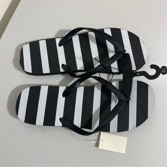 Black & White Flip Flops, Size XL 11/12 fits like 10 - Picture 7 of 7